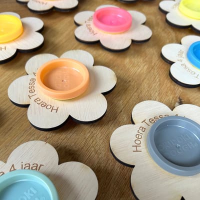 10 X JM WOODS - UITDEELCADEAUTJE - GEPERSONALISEERD MET NAAM EN LEEFTIJD - Klei - Hout - Bloem -
