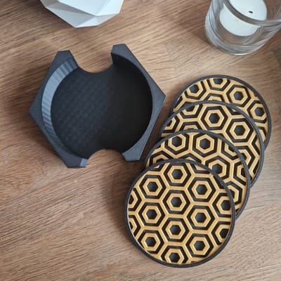 Onderzetter set hexagon - onderzetters - hexagon - set met houder - 4 stuks - cadeau - verjaardag - samenwonen - zwart/goud - woonkamer - tafelaccessoires