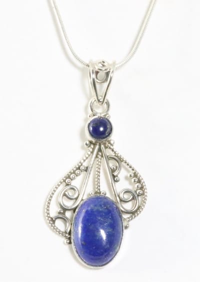 Opengewerkte zilveren hanger met lapis lazuli aan ketting