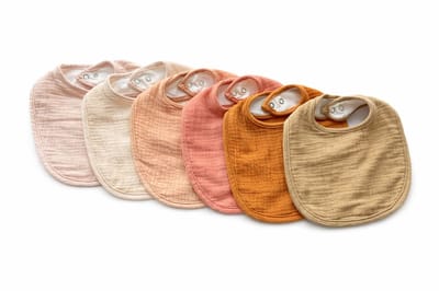 Set van 6 baby slabbetjes – Hydrofiel katoen – absorberend – Waterafstotend – Verstelbaar – Zachte roze & aardetinten – 0–2 jaar
