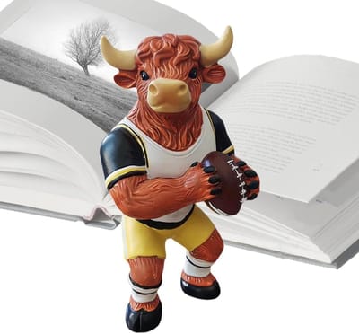Koe Beeldje - Voetbal Figuur - Woonkamer Decoratie - Realistisch Ontwerp - 12.5 cm Hoog - Bruin