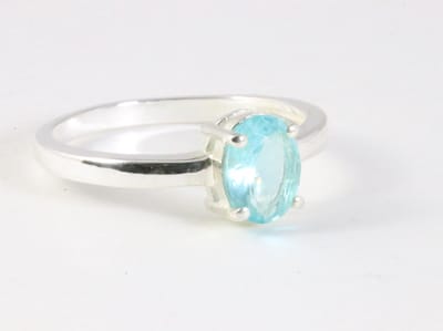 Fijne hoogglans zilveren ring met blauwe topaas - maat 18.5