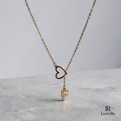 Leerella Goudkleurige | F | Initial Ketting met Hart en Letter Hanger – Gepersonaliseerde RVS Ketting met Zirconia Steentjes – 60 cm Collier