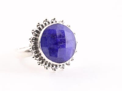 Ronde bewerkte zilveren ring met blauwe saffier - maat 16.5