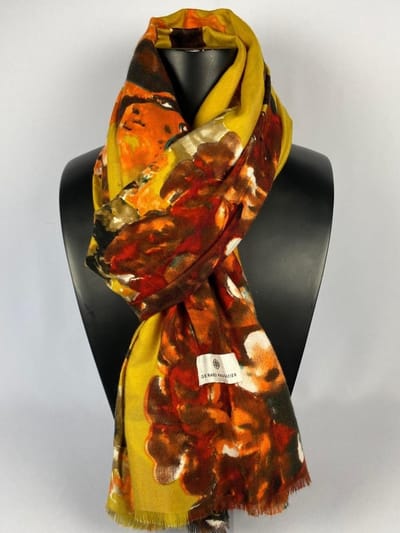 Sjaal Gerard Pasquier met bloemen en kleuren van mooi materiaal