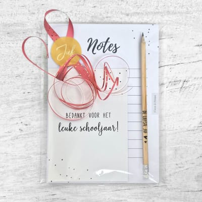 Cadeaupakket juf - juf bedankt - juffen cadeau - bedankt voor het schooljaar - De leukste juf - cadeau voor de juf - cadeau juf einde schooljaar - juf cadeau - notitieblok, potlood + kaartje
