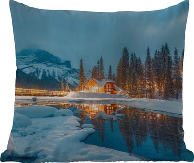 Sierkussen Buiten - Winterlandschap - Natuur - Huis - Bergen - Sneeuw - 60x60 cm - Weerbestendig