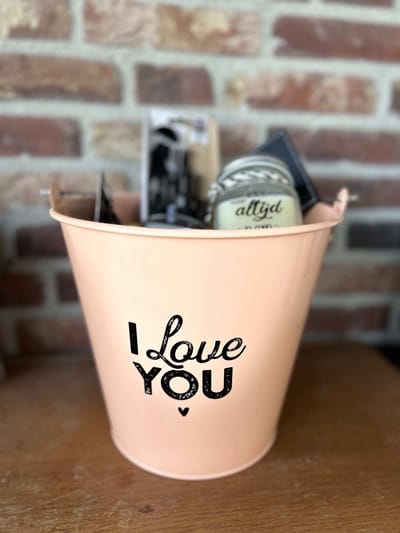 Creaties van hier - Cadeaupakket Zinken emmer I Love You met vanillekaars/sleutelhanger/wijnwaterglas/metalen waxinehouder/onderzetter