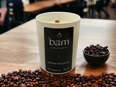 BAM Mini Coffee Macchiato Geurkaars – Koffie Kaars met Houten Wiek – Vegan Geurkaars van Zonnebloemwas – 25 Branduren – Handgemaakt in België