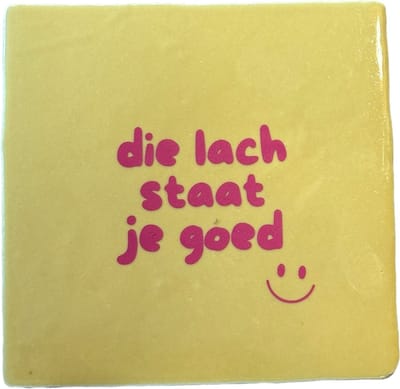 Hippe tegeltje met tekst: Die lach staat je goed! | geel | Fuchsia | Gepersonaliseerde cadeau | Hippe Spreuktegel | Nieuwe woning cadeau | Verjaardagscadeau | Verjaardag | Birthday | Housewarming cadeau