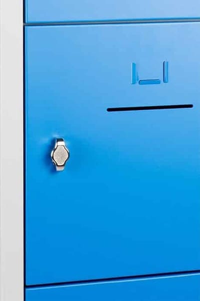 Lockerkast SHC met 15 deuren voorzien van brievensleuf in blauw met hangoogsluiting (excl. hangslot)