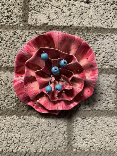 Metalen bloem wanddecoratie - Roze + blauw - Dia 18 cm - Voor binnen en buiten - Wanddecoratie - Woonaccessoires - Tuinaccessoires