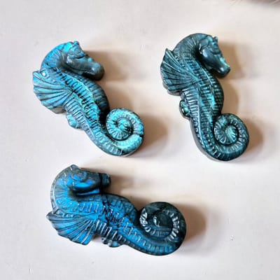 Labradoriet Zeepaardje – Edelsteen Carving (5cm)