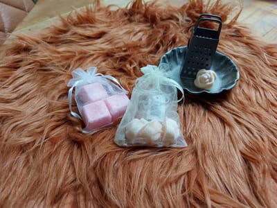 Setje van 7 heerlijke amberblokjes in organza zakje. Lekkerste huisparfum die er is!