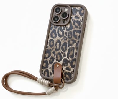 Bruin luipaard print telefoon hoesje met koord geschikt voor iPhone 12 Pro Max – backcover dames met panter dessin, afneembaar draagkoord en minimalistisch ontwerp
