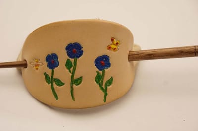 Leren beige haarspeld + stokje hout 3 blauw bloemen met 2 gele vlinders - haarspeld van de natuur - vrouwelijke leren haarspeld - handgemaakte haarspeld - haarspeld voo kort haar - haarspeld voor een volle bos haar - haarspeld voor dik haar