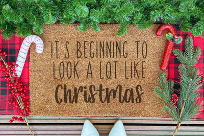 Look A Lot Like Christmas | 60x40 cm | Nieuwe huis cadeau | Ingangsmat | Deurmat met stijl | Verhuizing cadeau | Praktisch & trendy | Perfect voor binnenkomst | Cadeau voor nieuwe woning