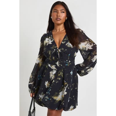 boohoo Dames Plus Donkere Bloemen Puffball Zoom Skater | Zwart | Maat: 44