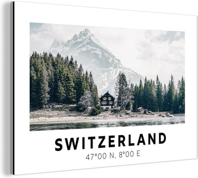 Wanddecoratie Metaal - Aluminium Schilderij Industrieel - Zwitserland - Berg - Chalet - Groen - 180x120 cm - Dibond - Foto op aluminium - Industriële muurdecoratie - Voor de woonkamer/slaapkamer