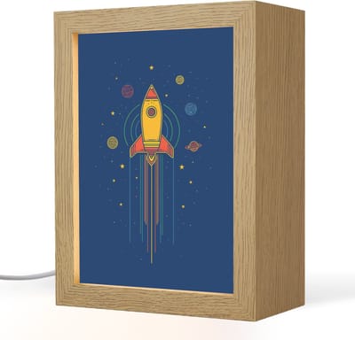 Nachtlampje 15x20 cm - Kinder lampje - Raket - Blauw - Sterren - Tafellamp kinderkamer - Slaapkamer lamp - Bedlamp kinderen - Kinderlampje stopcontact - Wandlamp babykamer - Nachtlampjes