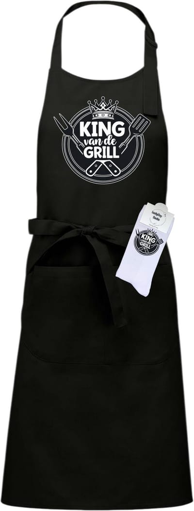 Keukenschort en sokken met tekst - Giftset - King van de grill - Moederdag cadeau - Vaderdag cadeau - Zwart - Verstelbaar - Cadeau idee - Verjaardag - Cadeau dames en heren - Jubileum - Afscheid - Verrassing - Grappig cadeau - Onesize