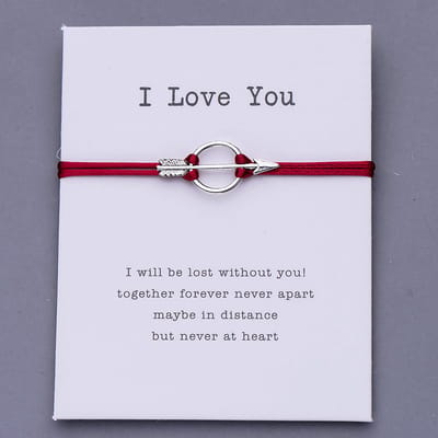 Manks Collections ® Rode Armband x 2, I Love You armband - vriendinnen armband - cadeau voor een vriendin - Zilverig armband met de pijl van liefde - Armband 30 cm