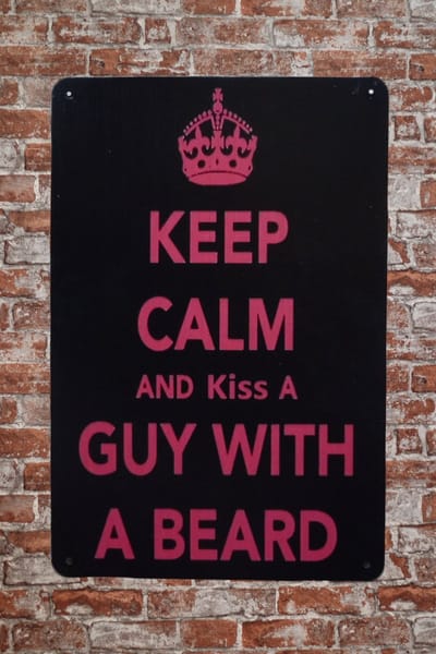 Wandbord – Keep calm kiss a guy - Metalen wandbord - Mancave - Mancave decoratie - Wandborden - Retro - Metal sign - Tekstbord - Wand Decoratie - Metalen bord - Bar decoratie - 20 x 30 cm - Cave &