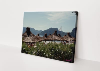 Canvasdoek - Schilderij - Strand Mensen Natuur Stichting By Amanda - Groen, Blauw En Bruin - 40 X 60 Cm