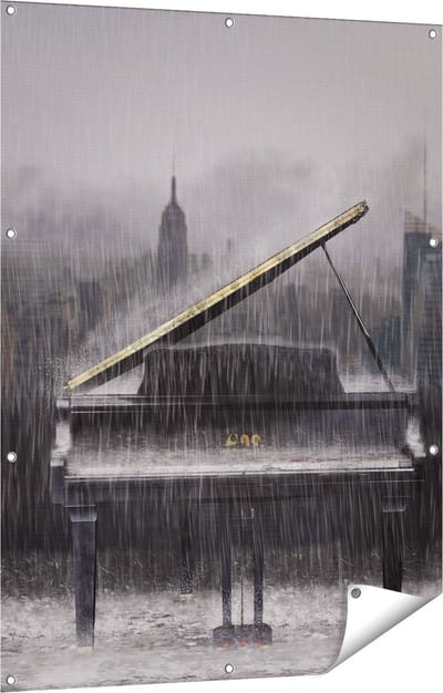 Gards Tuinposter Piano in de Regen voor een Stad - 90x120 cm - Tuindoek - Tuindecoratie - Wanddecoratie buiten - Tuinschilderij