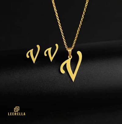 Leerella | V | Luxe Goudkleur Initialen Ketting & Oorbellen Set - Roestvrij Staal - Letters A t/m Z - Persoonlijke Sieraden voor Elke Gelegenheid Moederdag, Valentijnsdag en Verjaardag Cadeau Ketting 45 cm