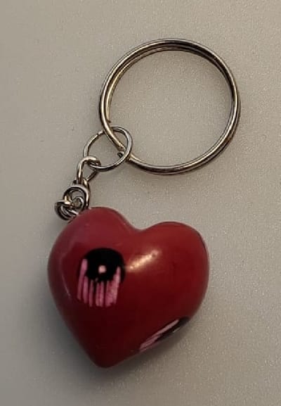 Nog meer sfeer in uw woonomgeving met dit prachtig handgemaakte hartje! Een bijzondere sleutelhanger gemaakt van speksteen, een zachte natuursteen. Vind een gezellig plekje in je huis, serre/tuinkamer of in de werkkamer. Voor uzelf of Bestel Een Kado
