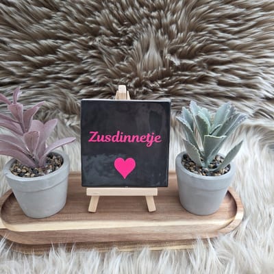 Robuust Wenstegeltje – Zusdinnetje – 10x10 cm – Lief Cadeau voor Zus of Beste Vriendin – Stijlvolle Wanddecoratie met Betekenis – Trendy nu – Decoratief Tegeltje met Standaard – Cadeau Idee