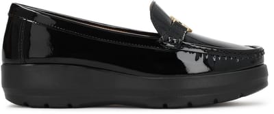 Lacquered slip-on shoes on a thick sole