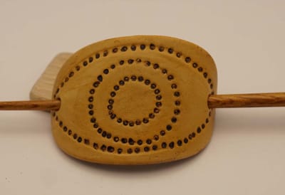 leren haarspeld + stokje beige van stippen in vorm een cirkels - haarspeld met cirkels - leren haarspeld met rondjes - motieven op haarspeld - stevige haarspeld - haarspeld voor krullen haar - haarspeld voor lang steil haar - dames haarspeld