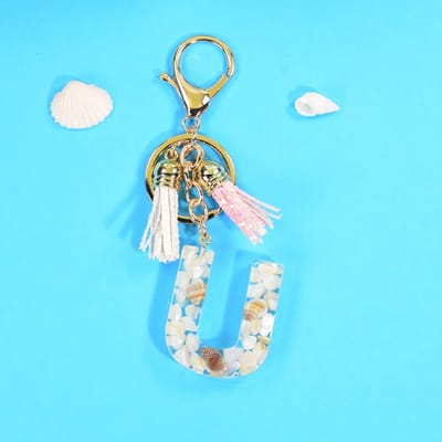 Letter Sleutelhanger A-Z – Luxe Initialen Sleutelhanger met Pompon & Kwastje – Tashanger voor Dames & Meisjes – Accessoire voor Sleutelbos, Handtas, Rugzak & Autosleutel – Persoonlijk Cadeau voor Vrouw, Moeder, Dochter & Vriendin