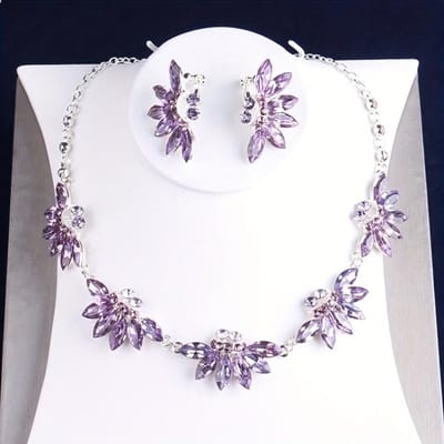 High-end sfeervolle bruidsaccessoires, paars kroonketting, oorbellen set, trouwjurk set, bruiloft accessoires, podium perfo gray