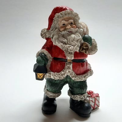 Beeldje kerstman met zak en lantaarn – 9x13x9 cm – kerstdecoratie – polyresin