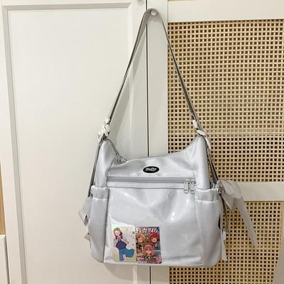 Schooltassen met grote capaciteit zijn veelzijdig, eenvoudig, transparant en schattig. De Basis Babytas Is Pijnlijk en De One Shoulder Crossbody Tas. .