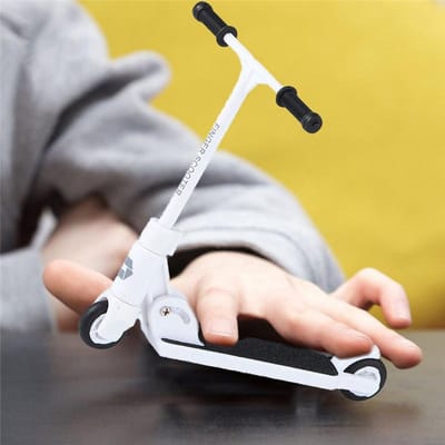 Abhs-Nieuwe Vingerstep Kinderen Vingertop Pedaal Vitaliteitsauto Bureaublad Skateboard Speelgoedauto wit