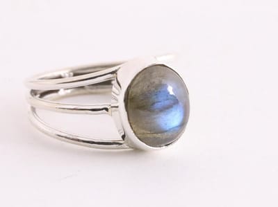 Zilveren ring met labradoriet - maat 20.5