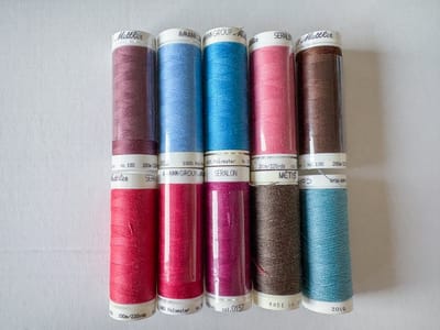 Mettler Seralon en Métis Garen Set – 10x 200m – 100% Stevig Polyester – Multi kleur – Paarse, blauwe en bruine tinten