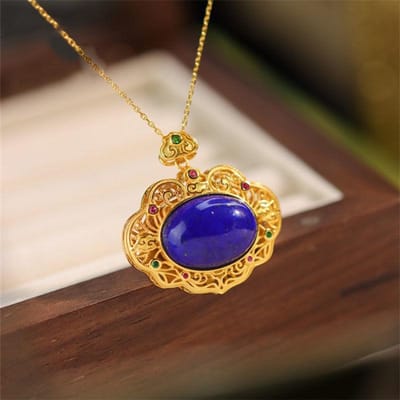 Colliers Classiques en Lapis-Lazuli Haute Couture Élégant Simple Artisanat Ancien en Or Cristal Creux Pendentif Bleu Foncé Bijoux de Mode 45cm beige