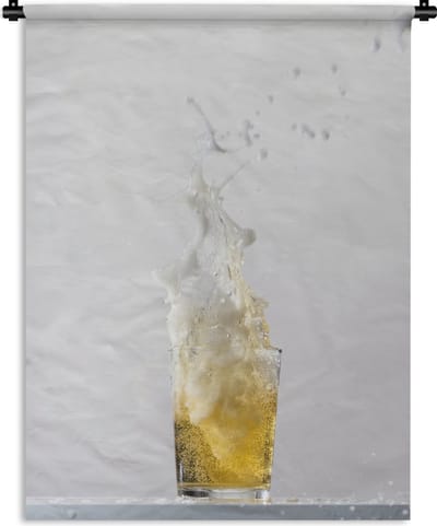 Wandkleed Bier - Plonzend biertje op witte achtergrond Wandkleed katoen 90x120 cm - Wandtapijt met foto