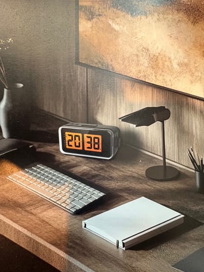 Just a Minute Wekker 2 alarmtijden in te stellen / Radio gestuurd uurwerk / sleep function / witte kast / alarmklok / Automatische nachtstand / geeft licht wanneer aangeraakt / ideaal voor in de slaapkamer / maar ook leuk op buro