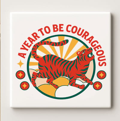 Motiverende Tijger Tegel “A Year to Be Courageous” 15x15 cm – Krachtige Keramische Wanddecoratie die Moed, Vertrouwen en Nieuwe Beginnen Symboliseert