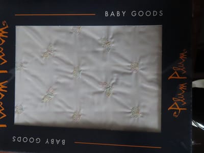 Plum plum - Dekbedovertrek bedje - 100 x 135 cm - Wit - Broderie vlinder all over