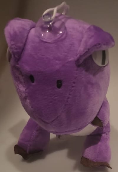 Deze zachte Dino knuffel hoort er gewoon bij. (21x12cm) Deze dino knuffel heeft een zuignapje om hem op te kunnen hangen. Een ontzettend leuk cadeau voor Sinterklaas of Kerst. Voor uzelf of Bestel Een Cadeau.
