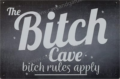 The bitch - Metalen wandbord - Wandbord - Metal sign - Tekst bord - Mancave decoratie - Wand decoratie - 20 x 30cm - Wand bord - Eco vriendelijk - Decoratie - UV bestendig - Cadeau - Bar decoratie -