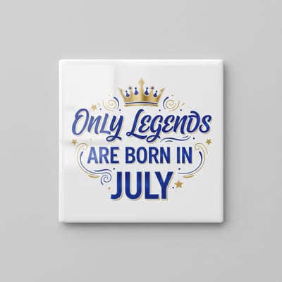 “Only Legends Are Born in July” Premium Verjaardagstegel – Uniek Keramisch Cadeau – 15×15 cm
