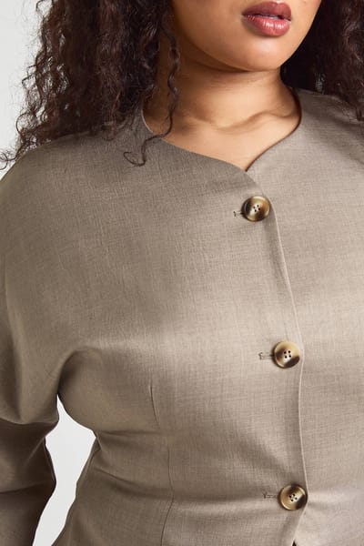 boohoo Dames Plus Hoge Hals Kraagloze Getailleerde Blazer | Taupe | Maat: 44